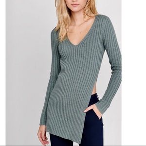 Express deep-V sweater with side slit 👌🏻